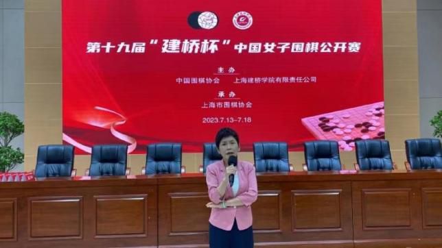 黄老九下巴突然一动，嘴里面像是咬破了什么东西。